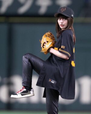 Maika Yamamoto Instagram - 始球式ありがとうございました

今まではテレビの前で当たり前のように野球を観てました。
でも、初めて始球式をさせていただいて
一瞬だったけど、
マウンドに立って何万人もの方々に見守られてる中でのあの緊張感。忘れません。
プレッシャー、半端じゃないです。

選手の皆さん本当に尊敬します。

始球式のあと30分くらい足が震えっぱなしでした。
あんなに緊張したのは初めてです。

「頑張れー！」「舞香ー！」の言葉聞こえてました。
緊張していて頭真っ白でした(笑)　
みんなに「ありがとうございます」と手を振ることに必死でした。
暖かく迎え入れてくれてありがとうございました！

始球式の後、試合を最後まで観させていただきましたが
興奮しっぱなしでした。
サヨナラ勝ち、
立ち上がって喜びました
会場の一体感を観て、素敵だなと思いました。

感動をありがとうございました！！

貴重な経験ができたこと心から感謝します。