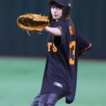 Maika Yamamoto Instagram - 始球式ありがとうございました 今まではテレビの前で当たり前のように野球を観てました。 でも、初めて始球式をさせていただいて 一瞬だったけど、 マウンドに立って何万人もの方々に見守られてる中でのあの緊張感。忘れません。 プレッシャー、半端じゃないです。 選手の皆さん本当に尊敬します。 始球式のあと30分くらい足が震えっぱなしでした。 あんなに緊張したのは初めてです。 「頑張れー！」「舞香ー！」の言葉聞こえてました。 緊張していて頭真っ白でした(笑)　 みんなに「ありがとうございます」と手を振ることに必死でした。 暖かく迎え入れてくれてありがとうございました！ 始球式の後、試合を最後まで観させていただきましたが 興奮しっぱなしでした。 サヨナラ勝ち、 立ち上がって喜びました 会場の一体感を観て、素敵だなと思いました。 感動をありがとうございました！！ 貴重な経験ができたこと心から感謝します。