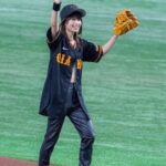 Maika Yamamoto Instagram - 始球式ありがとうございました 今まではテレビの前で当たり前のように野球を観てました。 でも、初めて始球式をさせていただいて 一瞬だったけど、 マウンドに立って何万人もの方々に見守られてる中でのあの緊張感。忘れません。 プレッシャー、半端じゃないです。 選手の皆さん本当に尊敬します。 始球式のあと30分くらい足が震えっぱなしでした。 あんなに緊張したのは初めてです。 「頑張れー！」「舞香ー！」の言葉聞こえてました。 緊張していて頭真っ白でした(笑)　 みんなに「ありがとうございます」と手を振ることに必死でした。 暖かく迎え入れてくれてありがとうございました！ 始球式の後、試合を最後まで観させていただきましたが 興奮しっぱなしでした。 サヨナラ勝ち、 立ち上がって喜びました 会場の一体感を観て、素敵だなと思いました。 感動をありがとうございました！！ 貴重な経験ができたこと心から感謝します。