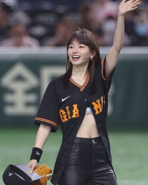 Maika Yamamoto Instagram - 始球式ありがとうございました

今まではテレビの前で当たり前のように野球を観てました。
でも、初めて始球式をさせていただいて
一瞬だったけど、
マウンドに立って何万人もの方々に見守られてる中でのあの緊張感。忘れません。
プレッシャー、半端じゃないです。

選手の皆さん本当に尊敬します。

始球式のあと30分くらい足が震えっぱなしでした。
あんなに緊張したのは初めてです。

「頑張れー！」「舞香ー！」の言葉聞こえてました。
緊張していて頭真っ白でした(笑)　
みんなに「ありがとうございます」と手を振ることに必死でした。
暖かく迎え入れてくれてありがとうございました！

始球式の後、試合を最後まで観させていただきましたが
興奮しっぱなしでした。
サヨナラ勝ち、
立ち上がって喜びました
会場の一体感を観て、素敵だなと思いました。

感動をありがとうございました！！

貴重な経験ができたこと心から感謝します。