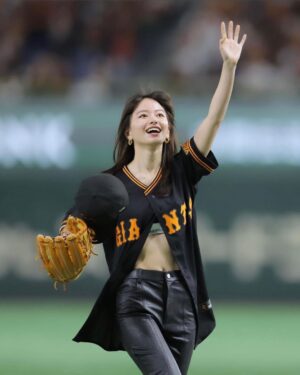 Maika Yamamoto Instagram - 始球式ありがとうございました

今まではテレビの前で当たり前のように野球を観てました。
でも、初めて始球式をさせていただいて
一瞬だったけど、
マウンドに立って何万人もの方々に見守られてる中でのあの緊張感。忘れません。
プレッシャー、半端じゃないです。

選手の皆さん本当に尊敬します。

始球式のあと30分くらい足が震えっぱなしでした。
あんなに緊張したのは初めてです。

「頑張れー！」「舞香ー！」の言葉聞こえてました。
緊張していて頭真っ白でした(笑)　
みんなに「ありがとうございます」と手を振ることに必死でした。
暖かく迎え入れてくれてありがとうございました！

始球式の後、試合を最後まで観させていただきましたが
興奮しっぱなしでした。
サヨナラ勝ち、
立ち上がって喜びました
会場の一体感を観て、素敵だなと思いました。

感動をありがとうございました！！

貴重な経験ができたこと心から感謝します。