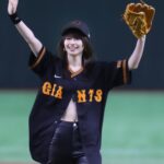 Maika Yamamoto Instagram - 始球式ありがとうございました 今まではテレビの前で当たり前のように野球を観てました。 でも、初めて始球式をさせていただいて 一瞬だったけど、 マウンドに立って何万人もの方々に見守られてる中でのあの緊張感。忘れません。 プレッシャー、半端じゃないです。 選手の皆さん本当に尊敬します。 始球式のあと30分くらい足が震えっぱなしでした。 あんなに緊張したのは初めてです。 「頑張れー！」「舞香ー！」の言葉聞こえてました。 緊張していて頭真っ白でした(笑)　 みんなに「ありがとうございます」と手を振ることに必死でした。 暖かく迎え入れてくれてありがとうございました！ 始球式の後、試合を最後まで観させていただきましたが 興奮しっぱなしでした。 サヨナラ勝ち、 立ち上がって喜びました 会場の一体感を観て、素敵だなと思いました。 感動をありがとうございました！！ 貴重な経験ができたこと心から感謝します。