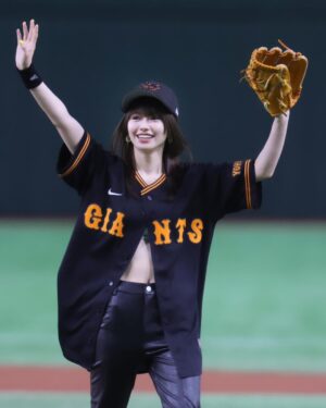 Maika Yamamoto Instagram - 始球式ありがとうございました

今まではテレビの前で当たり前のように野球を観てました。
でも、初めて始球式をさせていただいて
一瞬だったけど、
マウンドに立って何万人もの方々に見守られてる中でのあの緊張感。忘れません。
プレッシャー、半端じゃないです。

選手の皆さん本当に尊敬します。

始球式のあと30分くらい足が震えっぱなしでした。
あんなに緊張したのは初めてです。

「頑張れー！」「舞香ー！」の言葉聞こえてました。
緊張していて頭真っ白でした(笑)　
みんなに「ありがとうございます」と手を振ることに必死でした。
暖かく迎え入れてくれてありがとうございました！

始球式の後、試合を最後まで観させていただきましたが
興奮しっぱなしでした。
サヨナラ勝ち、
立ち上がって喜びました
会場の一体感を観て、素敵だなと思いました。

感動をありがとうございました！！

貴重な経験ができたこと心から感謝します。