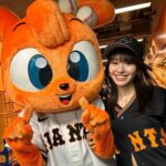 Maika Yamamoto Instagram - 始球式ありがとうございました 今まではテレビの前で当たり前のように野球を観てました。 でも、初めて始球式をさせていただいて 一瞬だったけど、 マウンドに立って何万人もの方々に見守られてる中でのあの緊張感。忘れません。 プレッシャー、半端じゃないです。 選手の皆さん本当に尊敬します。 始球式のあと30分くらい足が震えっぱなしでした。 あんなに緊張したのは初めてです。 「頑張れー！」「舞香ー！」の言葉聞こえてました。 緊張していて頭真っ白でした(笑)　 みんなに「ありがとうございます」と手を振ることに必死でした。 暖かく迎え入れてくれてありがとうございました！ 始球式の後、試合を最後まで観させていただきましたが 興奮しっぱなしでした。 サヨナラ勝ち、 立ち上がって喜びました 会場の一体感を観て、素敵だなと思いました。 感動をありがとうございました！！ 貴重な経験ができたこと心から感謝します。