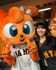 Maika Yamamoto Instagram - 始球式ありがとうございました 今まではテレビの前で当たり前のように野球を観てました。 でも、初めて始球式をさせていただいて 一瞬だったけど、 マウンドに立って何万人もの方々に見守られてる中でのあの緊張感。忘れません。 プレッシャー、半端じゃないです。 選手の皆さん本当に尊敬します。 始球式のあと30分くらい足が震えっぱなしでした。 あんなに緊張したのは初めてです。 「頑張れー！」「舞香ー！」の言葉聞こえてました。 緊張していて頭真っ白でした(笑)　 みんなに「ありがとうございます」と手を振ることに必死でした。 暖かく迎え入れてくれてありがとうございました！ 始球式の後、試合を最後まで観させていただきましたが 興奮しっぱなしでした。 サヨナラ勝ち、 立ち上がって喜びました 会場の一体感を観て、素敵だなと思いました。 感動をありがとうございました！！ 貴重な経験ができたこと心から感謝します。