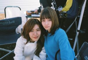 Maika Yamamoto Instagram - 7話衝撃的すぎます 写真をご覧の通り目が腫れるくらいのお芝居というよりもワタシ自身の感情が溢れ出てしまいました。 凪沙がワタシにとってどれだけ大切で沙帆が美織ちゃんにとってどれだけ大切か。 姉妹2人初めての役柄でたくさん悩みました凄く苦しい。 でもお互いその想いをぶつけ合って「sister」ができてます。 ワンカットワンカット大切にスタッフキャストで作り上げています。 本日第一章の集大成です。 是非。 @sister_ytvdrama @mioritakimoto_official 7話監督 湯浅監督 美織ちゃん、湯浅監督、私は鳥取県出身なのです。こんな奇跡なかなかない。
