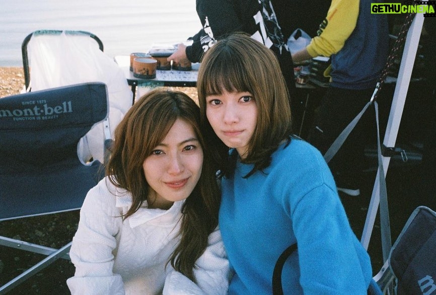 Maika Yamamoto Instagram - 7話衝撃的すぎます 写真をご覧の通り目が腫れるくらいのお芝居というよりもワタシ自身の感情が溢れ出てしまいました。 凪沙がワタシにとってどれだけ大切で沙帆が美織ちゃんにとってどれだけ大切か。 姉妹2人初めての役柄でたくさん悩みました凄く苦しい。 でもお互いその想いをぶつけ合って「sister」ができてます。 ワンカットワンカット大切にスタッフキャストで作り上げています。 本日第一章の集大成です。 是非。 @sister_ytvdrama @mioritakimoto_official 7話監督 湯浅監督 美織ちゃん、湯浅監督、私は鳥取県出身なのです。こんな奇跡なかなかない。