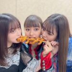 Maika Yamamoto Instagram – 公開記念舞台挨拶お越しいただいた方々、ライブビューイングを見にきてくださった皆様ありがとうございました。
とっても幸せな1日でした。
環奈と真悠と常に距離近めでした笑笑
みーんなでいるとわちゃわちゃで楽しいんです。ほんっとうに。

私達が食べているチュロスは私のスタイリスト @shingo_tsuno がやってるチュロス屋さんが作ってくれて「カラダ探し」チュロス食べてます😂美味しかった〜

【衣装】
ジャケット: @emporioarmani 
靴： @louboutinworld