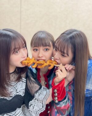 Maika Yamamoto Instagram - 公開記念舞台挨拶お越しいただいた方々、ライブビューイングを見にきてくださった皆様ありがとうございました。
とっても幸せな1日でした。
環奈と真悠と常に距離近めでした笑笑
みーんなでいるとわちゃわちゃで楽しいんです。ほんっとうに。

私達が食べているチュロスは私のスタイリスト @shingo_tsuno がやってるチュロス屋さんが作ってくれて「カラダ探し」チュロス食べてます😂美味しかった〜

【衣装】
ジャケット: @emporioarmani 
靴： @louboutinworld