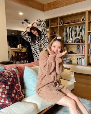 Maika Yamamoto Instagram - 「忍者に結婚は難しい」
みんな優しくて楽しい現場。
スタッフさんもみんな温かくて笑顔が絶えません🥷🤍
@ninja_fujitv
@nanao_official 
@nobuyuki_suzuki_official