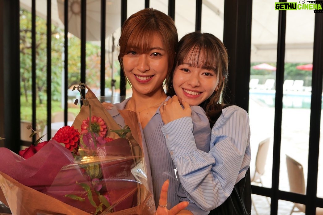 Maika Yamamoto Instagram - 「sister」本日最終話放送です 私にとって本当に大切な作品。 初めての役柄。不安でした。 毎日不安で押し潰されそうな時、美織ちゃんを始め、キャストの皆さん、スタッフの皆さん助けていただきました。 明るくて楽しい現場になりました。 私は現場で笑い声が聞こえる度に幸せな気持ちになっていました。 もちろん皆辛いことも沢山あった中で 色んな感情を私に相談してくれる現場ってなんて幸せなんだろうと思いながら毎日過ごしていました。 2日別の仕事で現場を空けた時「凪沙〜寂しいから早く現場に戻ってきて〜」ってスタッフさんに言われた時は叫びそうなくらい嬉しかった。 ありがとうございます。 私の大事な仲間たち。愛してます。 @sister_ytvdrama