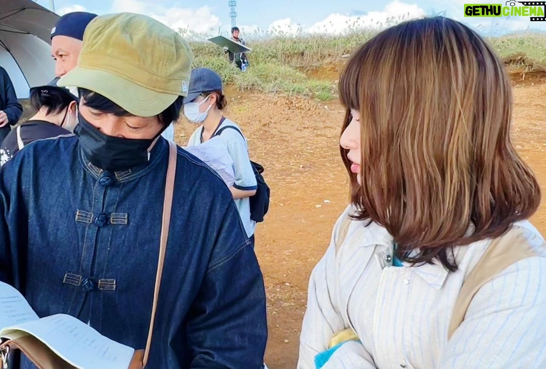Maika Yamamoto Instagram - 7話衝撃的すぎます 写真をご覧の通り目が腫れるくらいのお芝居というよりもワタシ自身の感情が溢れ出てしまいました。 凪沙がワタシにとってどれだけ大切で沙帆が美織ちゃんにとってどれだけ大切か。 姉妹2人初めての役柄でたくさん悩みました凄く苦しい。 でもお互いその想いをぶつけ合って「sister」ができてます。 ワンカットワンカット大切にスタッフキャストで作り上げています。 本日第一章の集大成です。 是非。 @sister_ytvdrama @mioritakimoto_official 7話監督 湯浅監督 美織ちゃん、湯浅監督、私は鳥取県出身なのです。こんな奇跡なかなかない。