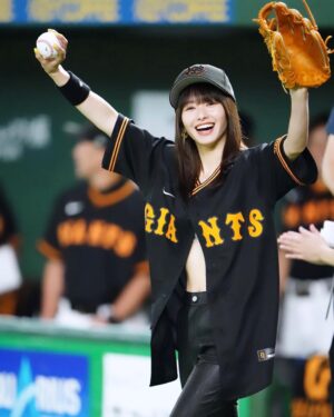 Maika Yamamoto Instagram - 始球式ありがとうございました

今まではテレビの前で当たり前のように野球を観てました。
でも、初めて始球式をさせていただいて
一瞬だったけど、
マウンドに立って何万人もの方々に見守られてる中でのあの緊張感。忘れません。
プレッシャー、半端じゃないです。

選手の皆さん本当に尊敬します。

始球式のあと30分くらい足が震えっぱなしでした。
あんなに緊張したのは初めてです。

「頑張れー！」「舞香ー！」の言葉聞こえてました。
緊張していて頭真っ白でした(笑)　
みんなに「ありがとうございます」と手を振ることに必死でした。
暖かく迎え入れてくれてありがとうございました！

始球式の後、試合を最後まで観させていただきましたが
興奮しっぱなしでした。
サヨナラ勝ち、
立ち上がって喜びました
会場の一体感を観て、素敵だなと思いました。

感動をありがとうございました！！

貴重な経験ができたこと心から感謝します。