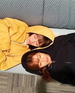 Maika Yamamoto Instagram - 本日23時59分から 「sister」始まります。 ドキドキしております。新しい役に挑戦です。 今日の電波ジャック観ていただきありがとうございました。 合間の時間はずーっとお姉ちゃんと私の楽屋でまったりしたりお話ししたりしてました♡ 私がふざけてるといつも一緒にふざけてくれるお姉ちゃん😂🤍 是非ご覧くださいませませませ @sister_ytvdrama @mioritakimoto_official