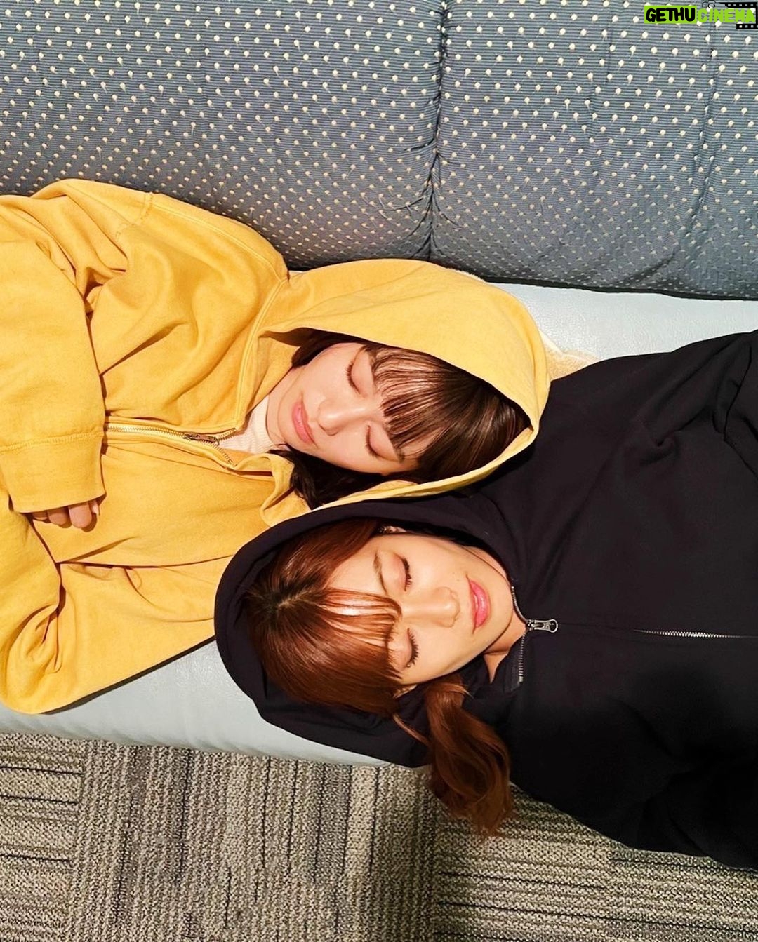 Maika Yamamoto Instagram - 本日23時59分から 「sister」始まります。 ドキドキしております。新しい役に挑戦です。 今日の電波ジャック観ていただきありがとうございました。 合間の時間はずーっとお姉ちゃんと私の楽屋でまったりしたりお話ししたりしてました♡ 私がふざけてるといつも一緒にふざけてくれるお姉ちゃん😂🤍 是非ご覧くださいませませませ @sister_ytvdrama @mioritakimoto_official