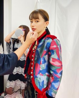 Maika Yamamoto Instagram - 公開記念舞台挨拶お越しいただいた方々、ライブビューイングを見にきてくださった皆様ありがとうございました。
とっても幸せな1日でした。
環奈と真悠と常に距離近めでした笑笑
みーんなでいるとわちゃわちゃで楽しいんです。ほんっとうに。

私達が食べているチュロスは私のスタイリスト @shingo_tsuno がやってるチュロス屋さんが作ってくれて「カラダ探し」チュロス食べてます😂美味しかった〜

【衣装】
ジャケット: @emporioarmani 
靴： @louboutinworld