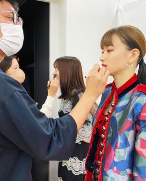 Maika Yamamoto Instagram - 公開記念舞台挨拶お越しいただいた方々、ライブビューイングを見にきてくださった皆様ありがとうございました。
とっても幸せな1日でした。
環奈と真悠と常に距離近めでした笑笑
みーんなでいるとわちゃわちゃで楽しいんです。ほんっとうに。

私達が食べているチュロスは私のスタイリスト @shingo_tsuno がやってるチュロス屋さんが作ってくれて「カラダ探し」チュロス食べてます😂美味しかった〜

【衣装】
ジャケット: @emporioarmani 
靴： @louboutinworld
