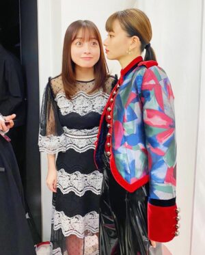 Maika Yamamoto Instagram - 公開記念舞台挨拶お越しいただいた方々、ライブビューイングを見にきてくださった皆様ありがとうございました。
とっても幸せな1日でした。
環奈と真悠と常に距離近めでした笑笑
みーんなでいるとわちゃわちゃで楽しいんです。ほんっとうに。

私達が食べているチュロスは私のスタイリスト @shingo_tsuno がやってるチュロス屋さんが作ってくれて「カラダ探し」チュロス食べてます😂美味しかった〜

【衣装】
ジャケット: @emporioarmani 
靴： @louboutinworld