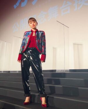 Maika Yamamoto Instagram - 公開記念舞台挨拶お越しいただいた方々、ライブビューイングを見にきてくださった皆様ありがとうございました。
とっても幸せな1日でした。
環奈と真悠と常に距離近めでした笑笑
みーんなでいるとわちゃわちゃで楽しいんです。ほんっとうに。

私達が食べているチュロスは私のスタイリスト @shingo_tsuno がやってるチュロス屋さんが作ってくれて「カラダ探し」チュロス食べてます😂美味しかった〜

【衣装】
ジャケット: @emporioarmani 
靴： @louboutinworld