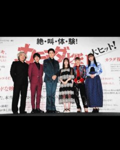 Maika Yamamoto Instagram - 公開記念舞台挨拶お越しいただいた方々、ライブビューイングを見にきてくださった皆様ありがとうございました。 とっても幸せな1日でした。 環奈と真悠と常に距離近めでした笑笑 みーんなでいるとわちゃわちゃで楽しいんです。ほんっとうに。 私達が食べているチュロスは私のスタイリスト @shingo_tsuno がやってるチュロス屋さんが作ってくれて「カラダ探し」チュロス食べてます😂美味しかった〜 【衣装】 ジャケット: @emporioarmani 靴： @louboutinworld