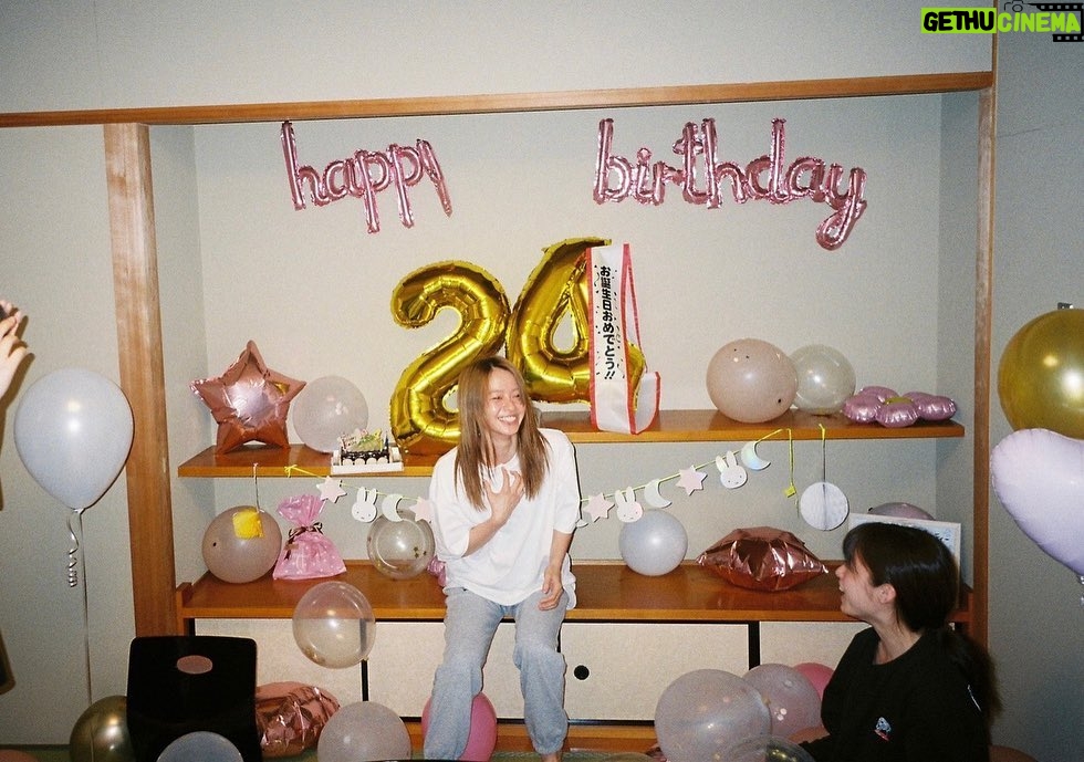 Maika Yamamoto Instagram - 去年は「カラダ探し」の現場で24歳を迎えました。 (2.3.4枚目は環奈と真悠、マネージャー陣がお祝いしてくれた時に真悠が撮ってくれた写真です) 今年は「sister」の現場で25歳を迎えました。 現場の皆さんにお祝いしていただいたり 大切な大切な私の友達が集まってサプライズをしてくれました。 応援してくださってる皆さんの投稿も全部見ました。とっても嬉しいです。ありがとうございます。 映画「カラダ探し」本日公開です!!! 明日の舞台挨拶お待ちしてます。 ドラマ「sister」お楽しみに。