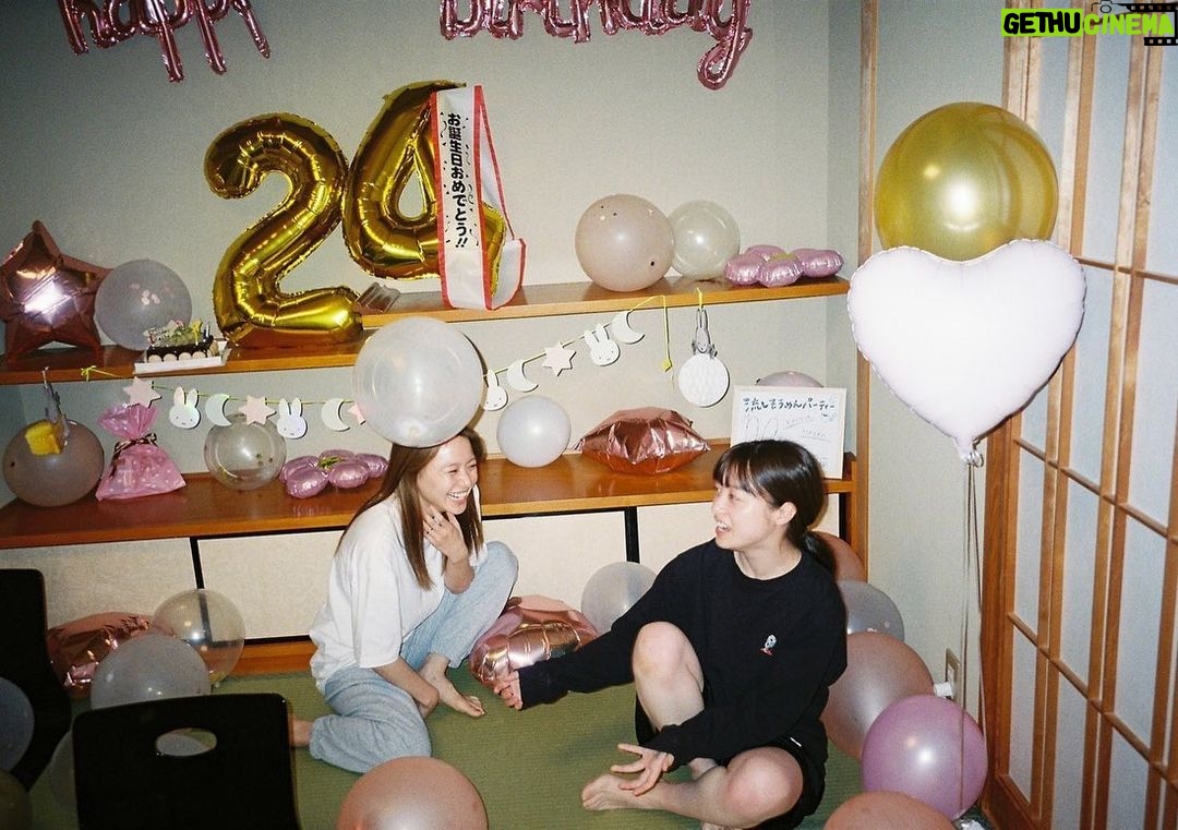 Maika Yamamoto Instagram - 去年は「カラダ探し」の現場で24歳を迎えました。 (2.3.4枚目は環奈と真悠、マネージャー陣がお祝いしてくれた時に真悠が撮ってくれた写真です) 今年は「sister」の現場で25歳を迎えました。 現場の皆さんにお祝いしていただいたり 大切な大切な私の友達が集まってサプライズをしてくれました。 応援してくださってる皆さんの投稿も全部見ました。とっても嬉しいです。ありがとうございます。 映画「カラダ探し」本日公開です!!! 明日の舞台挨拶お待ちしてます。 ドラマ「sister」お楽しみに。