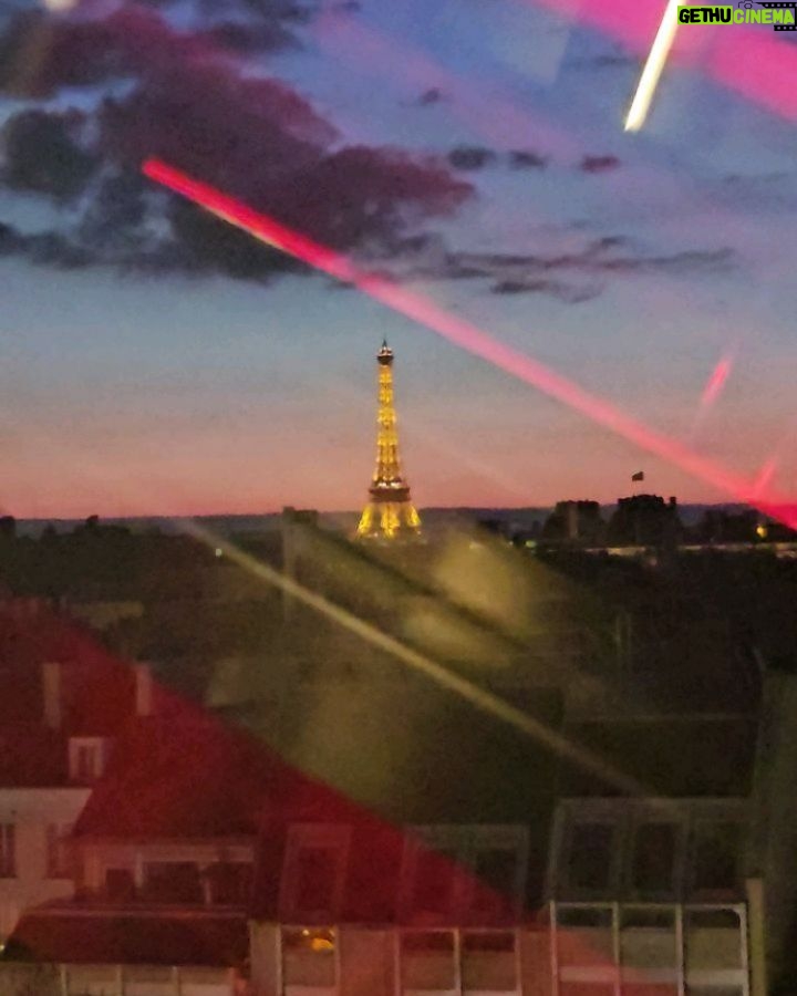 Maisa Silva Instagram - back in town π«ΆπΌπ«π· meti um voo pra #pfw aaaaa!!!! Paris, France