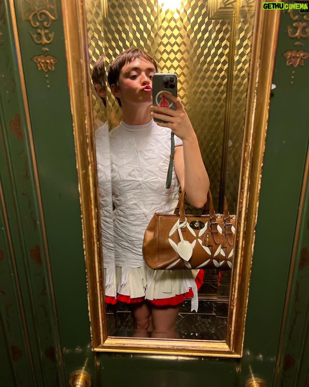 Maisie Williams Instagram - Annie Lennox, trinket knickers, paper clips, scary faces, and toast. here are some of my unimaginable looks from the week. now i shall retire from social media until Paris x Make up: @zoetaylormakeup and @barikhalique Hair: @bentalbott @claire__grech and @christophergatthair Thank you @harris_reed @maisonmargiela @harry_lambert @stefan_cooke @chopovalowena @missomalondon @mainslondon @simonerocha_ @fairmonthotels @thesavoylondon The Savoy Hotel, The Strand, London