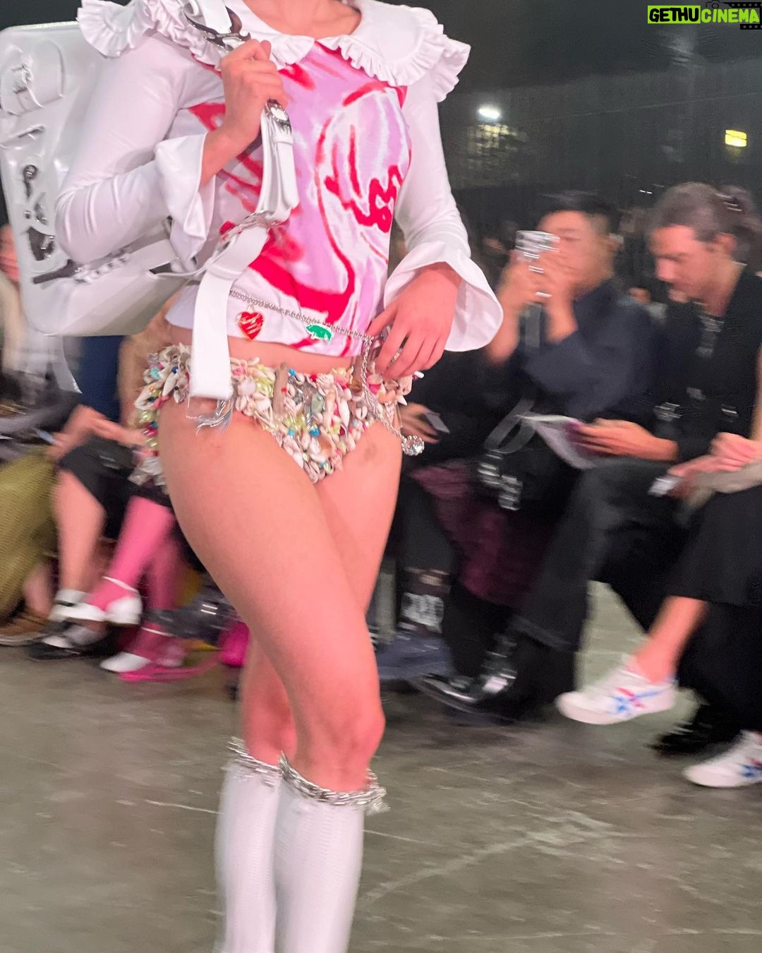 Maisie Williams Instagram - Annie Lennox, trinket knickers, paper clips, scary faces, and toast. here are some of my unimaginable looks from the week. now i shall retire from social media until Paris x Make up: @zoetaylormakeup and @barikhalique Hair: @bentalbott @claire__grech and @christophergatthair Thank you @harris_reed @maisonmargiela @harry_lambert @stefan_cooke @chopovalowena @missomalondon @mainslondon @simonerocha_ @fairmonthotels @thesavoylondon The Savoy Hotel, The Strand, London