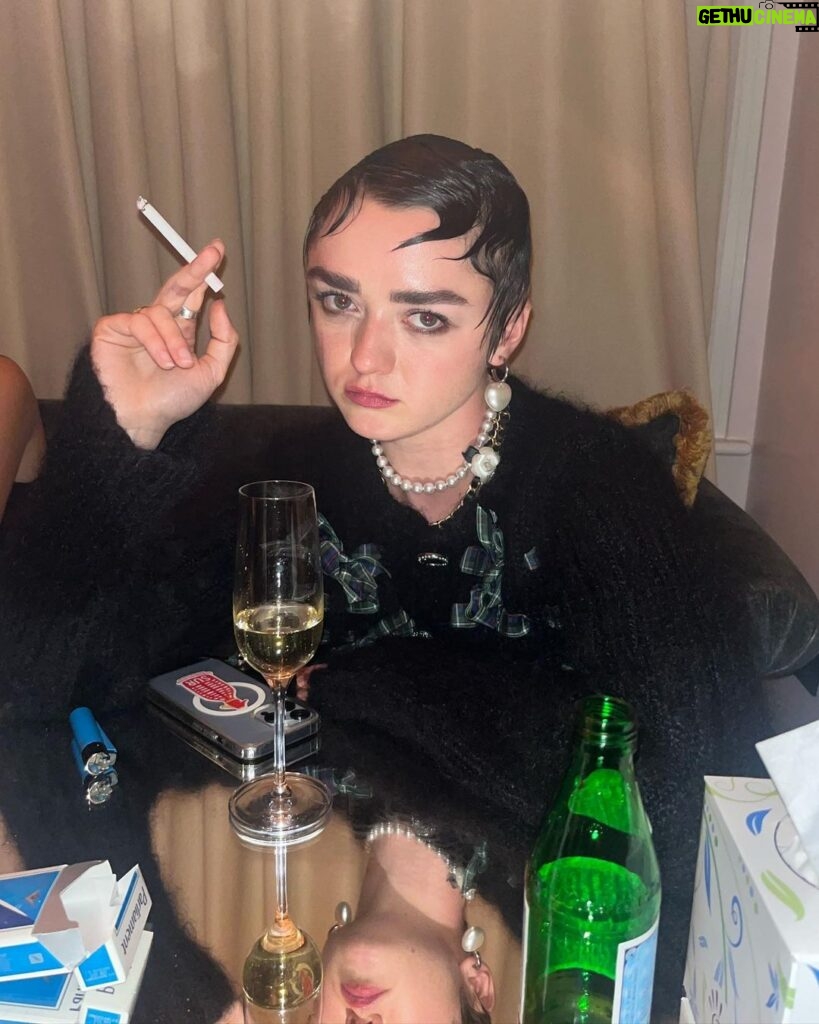 Maisie Williams Instagram - Annie Lennox, trinket knickers, paper clips, scary faces, and toast. here are some of my unimaginable looks from the week. now i shall retire from social media until Paris x Make up: @zoetaylormakeup and @barikhalique Hair: @bentalbott @claire__grech and @christophergatthair Thank you @harris_reed @maisonmargiela @harry_lambert @stefan_cooke @chopovalowena @missomalondon @mainslondon @simonerocha_ @fairmonthotels @thesavoylondon The Savoy Hotel, The Strand, London