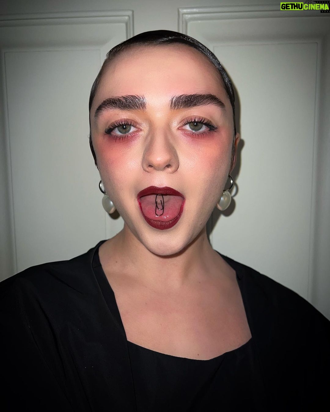 Maisie Williams Instagram - Annie Lennox, trinket knickers, paper clips, scary faces, and toast. here are some of my unimaginable looks from the week. now i shall retire from social media until Paris x Make up: @zoetaylormakeup and @barikhalique Hair: @bentalbott @claire__grech and @christophergatthair Thank you @harris_reed @maisonmargiela @harry_lambert @stefan_cooke @chopovalowena @missomalondon @mainslondon @simonerocha_ @fairmonthotels @thesavoylondon The Savoy Hotel, The Strand, London