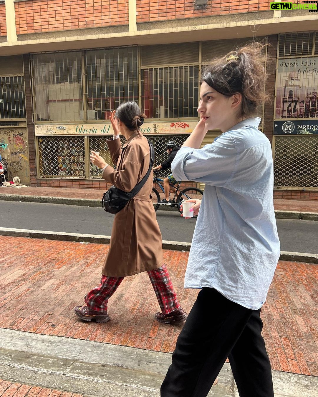 Maisie Williams Instagram - yo amo Colombia. yo amo a Lilli, Patti y Cony. me encantan los clubes como Super Radio, Video Club, y Theatron. yo amo carimañola y buñuelos. yo amo twilight. yo amo Botero pájaro. X Bogotá