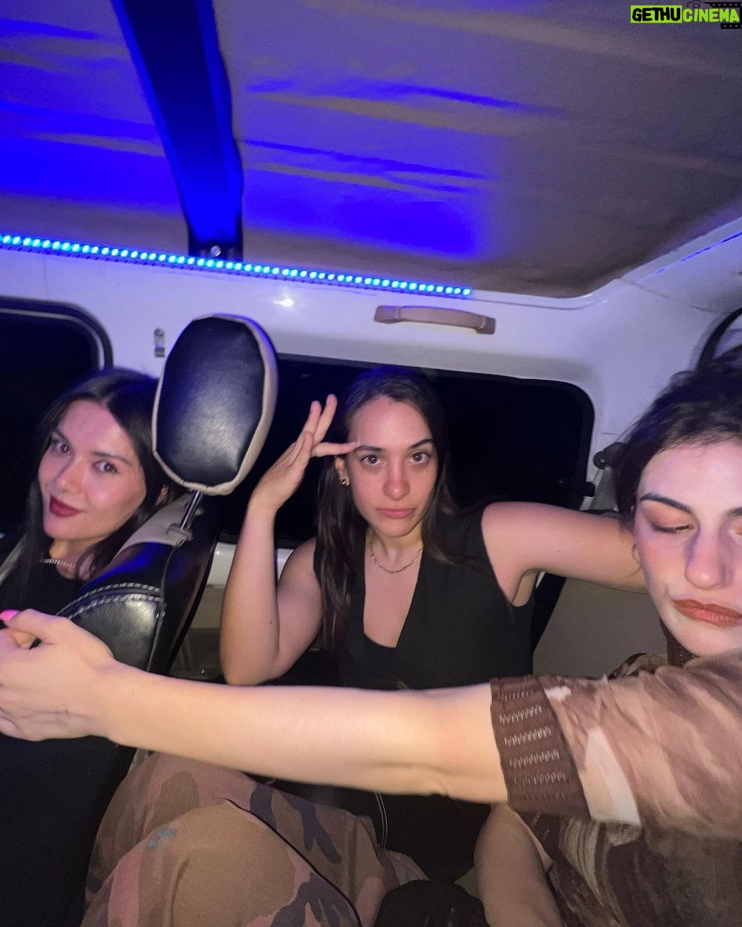 Maisie Williams Instagram - yo amo Colombia. yo amo a Lilli, Patti y Cony. me encantan los clubes como Super Radio, Video Club, y Theatron. yo amo carimañola y buñuelos. yo amo twilight. yo amo Botero pájaro. X Bogotá