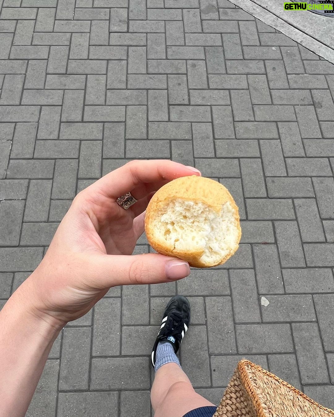 Maisie Williams Instagram - yo amo Colombia. yo amo a Lilli, Patti y Cony. me encantan los clubes como Super Radio, Video Club, y Theatron. yo amo carimañola y buñuelos. yo amo twilight. yo amo Botero pájaro. X Bogotá