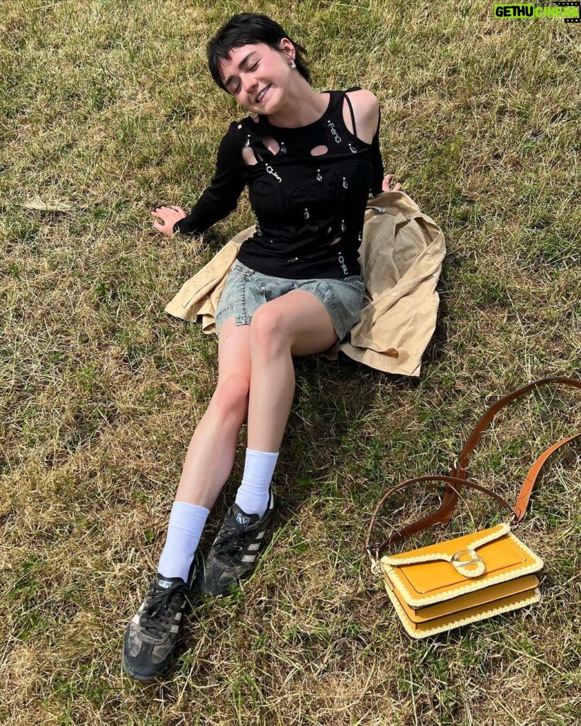 Maisie Williams Instagram - i am sunburnt and smiling 🐇