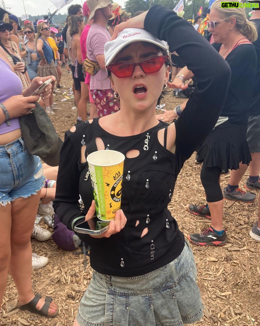 Maisie Williams Instagram - i am sunburnt and smiling 🐇
