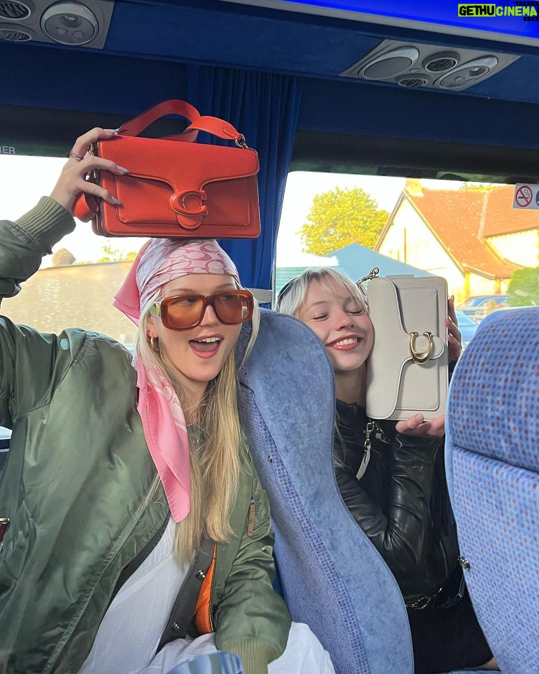 Maisie Williams Instagram - i am sunburnt and smiling 🐇