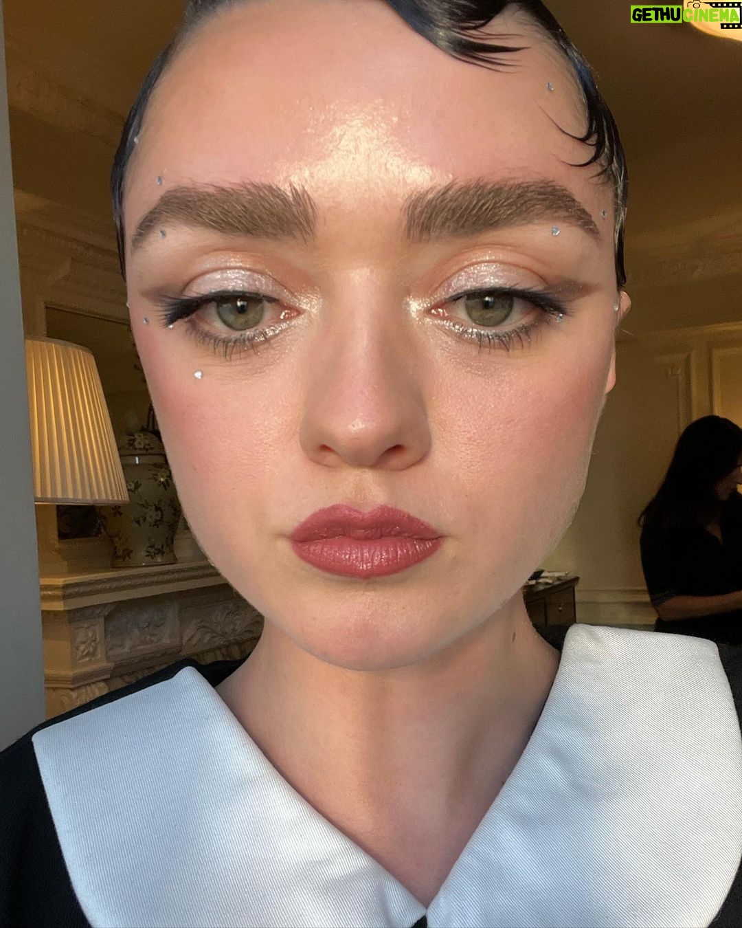 Maisie Williams Instagram - Annie Lennox, trinket knickers, paper clips, scary faces, and toast. here are some of my unimaginable looks from the week. now i shall retire from social media until Paris x Make up: @zoetaylormakeup and @barikhalique Hair: @bentalbott @claire__grech and @christophergatthair Thank you @harris_reed @maisonmargiela @harry_lambert @stefan_cooke @chopovalowena @missomalondon @mainslondon @simonerocha_ @fairmonthotels @thesavoylondon The Savoy Hotel, The Strand, London