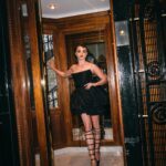 Maisie Williams Instagram - i had the pleasure of getting ready with Vogue for the Dior show and it was a beautiful day 🔮✨ this collection drew inspiration from three women who meant so much to Christian Dior: Edith Piaf, Juliette Gréco, and his sister, who I will be portraying in “The New Look”, Catherine Dior. the show was exquisite, it was a wonderful, powerful moment hearing Edith Piaf’s voice echo across the audience, thank you for having me 🤍 @dior @diorbeauty @voguemagazine @chrisjallaire @mariagraziachiuri #Diorfw23 Le Bristol