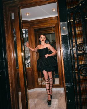 Maisie Williams Instagram - i had the pleasure of getting ready with Vogue for the Dior show and it was a beautiful day 🔮✨

this collection drew inspiration from three women who meant so much to Christian Dior: Edith Piaf, Juliette Gréco, and his sister, who I will be portraying in “The New Look”, Catherine Dior. the show was exquisite, it was a wonderful, powerful moment hearing Edith Piaf’s voice echo across the audience, thank you for having me 🤍

@dior 
@diorbeauty 
@voguemagazine 
@chrisjallaire 
@mariagraziachiuri 
#Diorfw23