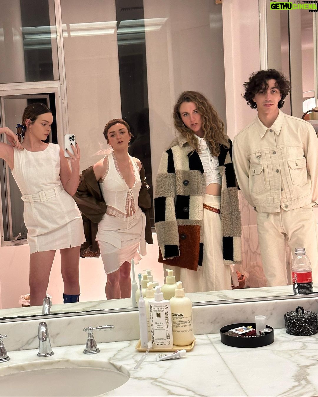 Maisie Williams Instagram - #sliving 🥵 Los Angeles, California