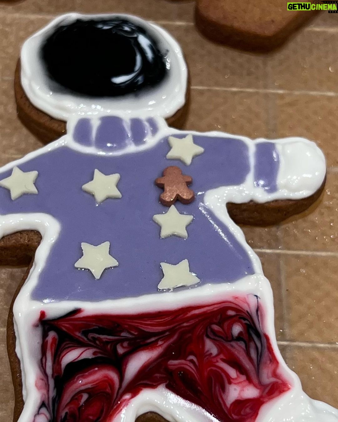 Maisie Williams Instagram - doing christmas ๐ฉ๐ปโ๐๐งก๐ OUTER SPACE