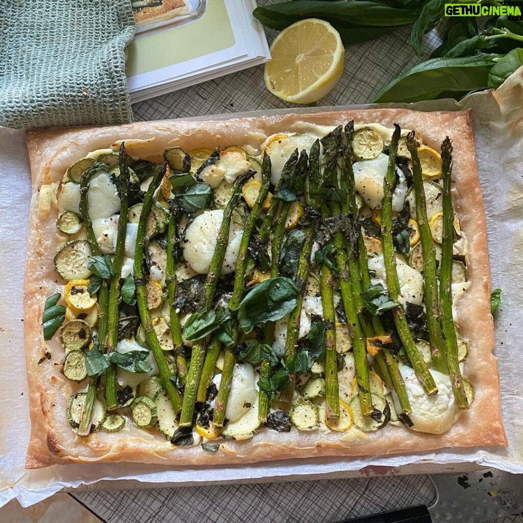 Maisie Williams Instagram - a tart 🙇🏼‍♀️ made with courgettes and basil from this @moonacre_farm veg box 🌱 Moonacre Farm