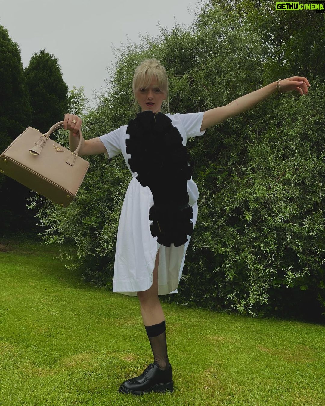 Maisie Williams - 291.8K Likes - drama
@Prada #PradaGalleria #ad