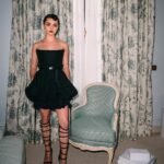 Maisie Williams Instagram - i had the pleasure of getting ready with Vogue for the Dior show and it was a beautiful day 🔮✨ this collection drew inspiration from three women who meant so much to Christian Dior: Edith Piaf, Juliette Gréco, and his sister, who I will be portraying in “The New Look”, Catherine Dior. the show was exquisite, it was a wonderful, powerful moment hearing Edith Piaf’s voice echo across the audience, thank you for having me 🤍 @dior @diorbeauty @voguemagazine @chrisjallaire @mariagraziachiuri #Diorfw23 Le Bristol