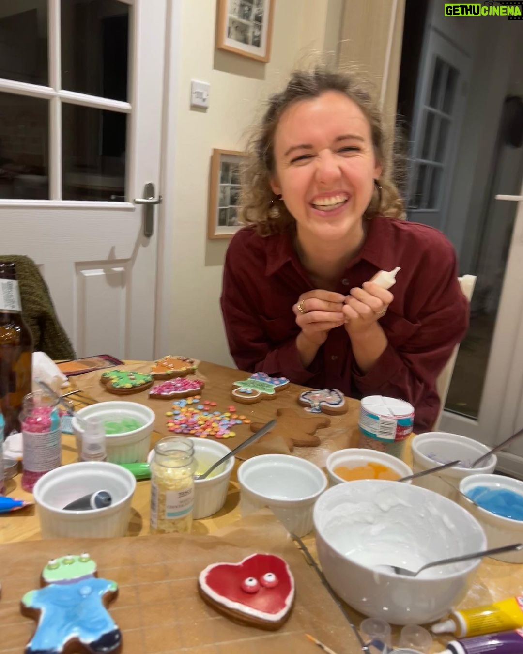 Maisie Williams Instagram - doing christmas ๐ฉ๐ปโ๐๐งก๐ OUTER SPACE