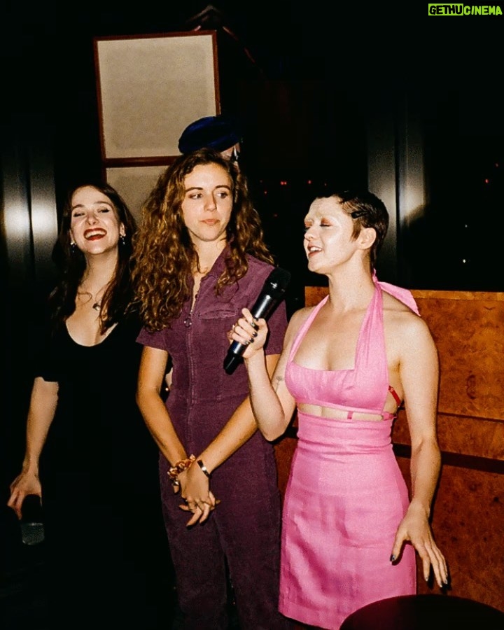 Maisie Williams Instagram - 🎙 FRANK FILM CLUB 🪩 🎉🥂‼️thank you for coming out to party with us🪐💖🕺🏻 @frankfilmclub is out TOMORROW (30th) ‼️ make sure u tune in whenever you like to listen to your podcasts 🤍 massive thank you to MIRCHI @wearemirchi for providing the most delicious spiced run cocktails🍹 ᵖᵉʳᶠᵉᶜᵗ ᶜʰʳⁱˢᵗᵐᵃˢ ᵍⁱᶠᵗ ᶠᵒʳ ᵃⁿʸ ʳᵘᵐ ˡᵒᵛᵉʳ, ᵗʰᵉ ᵇᵒᵗᵗˡᵉ ⁱˢ ᵃˡᵐᵒˢᵗ ᵗᵒᵒ ᵇᵉᵃᵘᵗⁱᶠᵘˡ ᵗᵒ ᵒᵖᵉⁿ…….ᵃˡᵐᵒˢᵗ🥲 👯♀️music and performances by @des.uo @dan.wye @robynherfellow @s.hivum 📸 photos by @richiemafwa 🪩 @thestandardlondon who let us take over SWEETIES 🍫 goodies bags provided by @mubiuk @trip.drinks @jimmysicedcoffee @tonyschocolonely_uk_ire @londonessenceco @mallowandmarsh @hippeas_snacks ᵗʰᵉ ᵖᵉʳᶠᵉᶜᵗ ᵍᵒᵒᵈⁱᵉ ᵇᵃᵍ ᵗᵒ ᵃᶜᶜᵒᵐᵖᵃⁿʸ ᵃⁿʸ ᵐᵒᵛⁱᵉ ⁿⁱᵍʰᵗ… ᵒʳ ᵖᵒᵈᶜᵃˢᵗ ˡⁱˢᵗᵉⁿⁱⁿᵍ ᵖᵃʳᵗʸ 😏🍿 ⭐️thank you to everyone for making it such a beautiful evening 🪩 The Standard, London