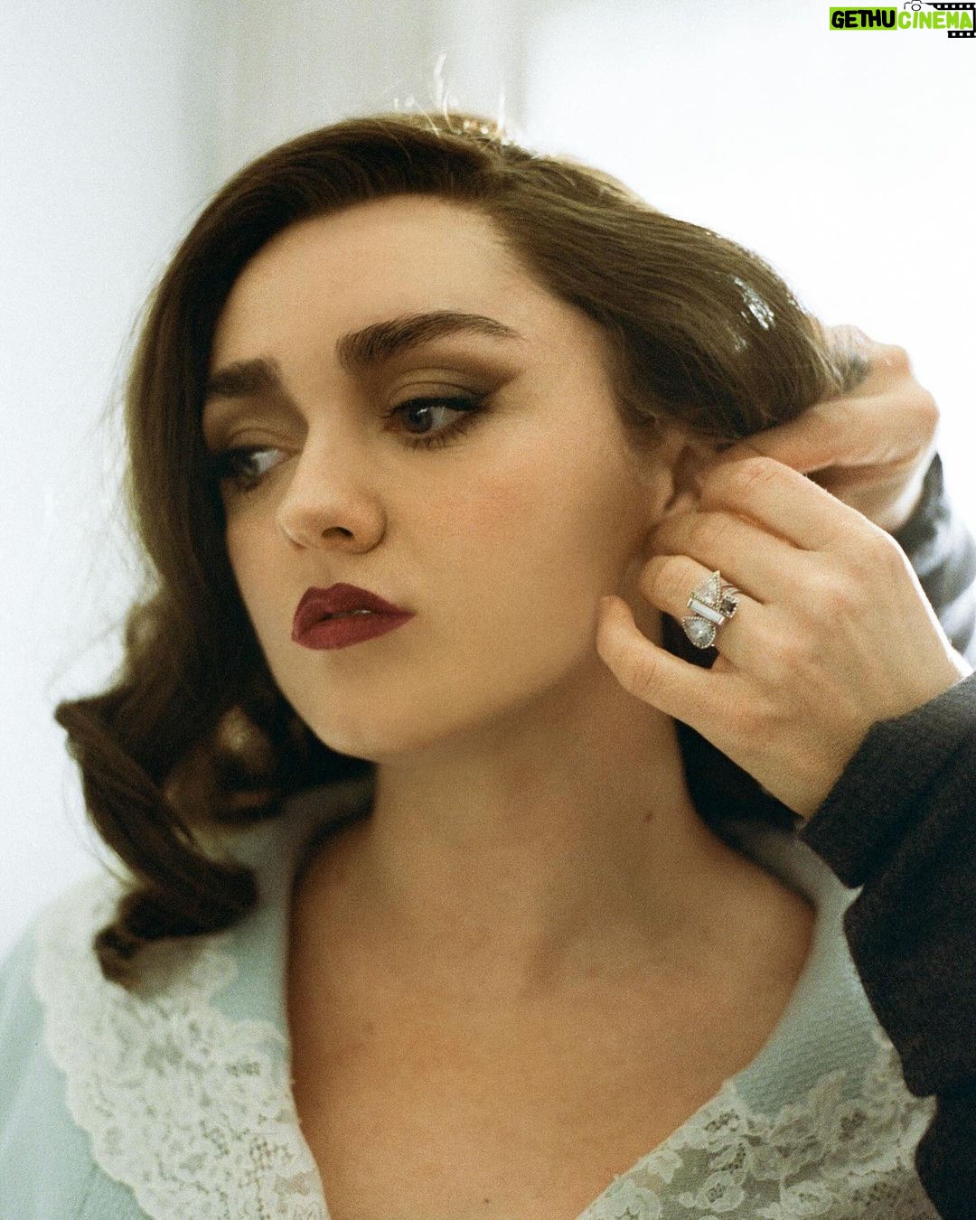Maisie Williams Instagram - the first 3 episodes of ‘the new look’ are now streaming on @appletv ❣️ tune in every wednesday ✨ after planning this press tour for 2 years, it has been such a joy to wear these unbelievable vintage pieces, pulled from the archives of the most iconic fashion houses that have graced us over the last 7 decades 🧵🪡 i owe it all to the incredible @katefoley and @alexandracronan of @studioand for putting so much care and love into their work, thank you so so much 🤍 fashion is fun, fashion is our history, and creating these looks has been every bit as rewarding as creating this incredible show. i hope you enjoy what we’ve made styled by: @studioand @katefoley @alexandracronan assisted by: @tallula_m and @flothompson_ wig: @neciashairstyling photographer: @kobewagstaff LA makeup: @kirinrider hair: @nikkiprovidence NY hair: @errolkaradag makeup: @Alliesmithmakeup makeup: @michaelabosch nails: @ohmynailsnyc look I wearing 1960s @balenciaga from @etereovintage hat: @noelstewart sunglasses: @akila.la gloves: @paularowanglove shoes: @paristexas_it tights: @wolford bag: Vintage @dior Bee Purse look II - @thedrewbarrymoreshow vintage @viviennewestwood 1990s two piece from @Aralda.vintage corset: @Agentprovocateur hat: @Alexandracronan Leopard Pillbox Hat gloves: @paularowanglove shoes: @manoloblahnik tights: @wolford look III wearing vintage @dior blouse and @junyawatanabe skirt from @Aralda.vintage corset: @agentprovocateur shoes: @rogervivier tights: @wolford look IIII - @jimmyfallon wearing @erdem corset: @Agentprovocateur hat: @noelstewart gloves: @paularowangloves shoes: @manoloblahnik tights: @wolford look V wearing archive @commedesgarcons from @mon_vintage hat: @noelstewart gloves: @paularowangloves shoes: @paristexas_it tights: @wolford