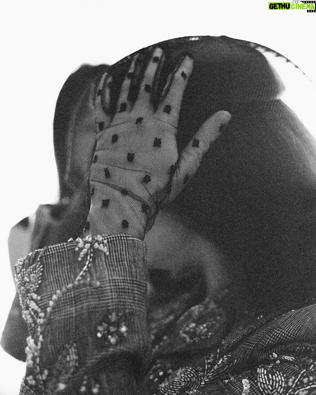 Maisie Williams Instagram - the first 3 episodes of ‘the new look’ are now streaming on @appletv ❣️ tune in every wednesday ✨ after planning this press tour for 2 years, it has been such a joy to wear these unbelievable vintage pieces, pulled from the archives of the most iconic fashion houses that have graced us over the last 7 decades 🧵🪡 i owe it all to the incredible @katefoley and @alexandracronan of @studioand for putting so much care and love into their work, thank you so so much 🤍 fashion is fun, fashion is our history, and creating these looks has been every bit as rewarding as creating this incredible show. i hope you enjoy what we’ve made styled by: @studioand @katefoley @alexandracronan assisted by: @tallula_m and @flothompson_ wig: @neciashairstyling photographer: @kobewagstaff LA makeup: @kirinrider hair: @nikkiprovidence NY hair: @errolkaradag makeup: @Alliesmithmakeup makeup: @michaelabosch nails: @ohmynailsnyc look I wearing 1960s @balenciaga from @etereovintage hat: @noelstewart sunglasses: @akila.la gloves: @paularowanglove shoes: @paristexas_it tights: @wolford bag: Vintage @dior Bee Purse look II - @thedrewbarrymoreshow vintage @viviennewestwood 1990s two piece from @Aralda.vintage corset: @Agentprovocateur hat: @Alexandracronan Leopard Pillbox Hat gloves: @paularowanglove shoes: @manoloblahnik tights: @wolford look III wearing vintage @dior blouse and @junyawatanabe skirt from @Aralda.vintage corset: @agentprovocateur shoes: @rogervivier tights: @wolford look IIII - @jimmyfallon wearing @erdem corset: @Agentprovocateur hat: @noelstewart gloves: @paularowangloves shoes: @manoloblahnik tights: @wolford look V wearing archive @commedesgarcons from @mon_vintage hat: @noelstewart gloves: @paularowangloves shoes: @paristexas_it tights: @wolford