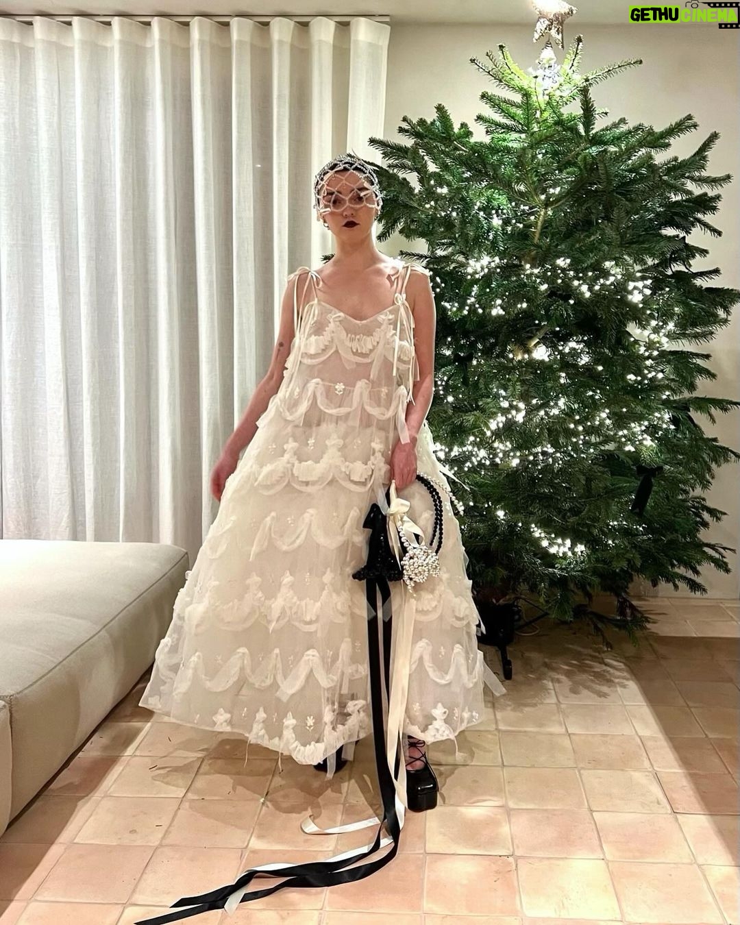 Maisie Williams Instagram - thank you @simonerocha_ for having me with you at the British Fashion Awards i feel so heavenly that i’m practically levitating at the top of my Christmas tree (which i still haven’t finished decorating) photos by @christinapaik London, United Kingdom